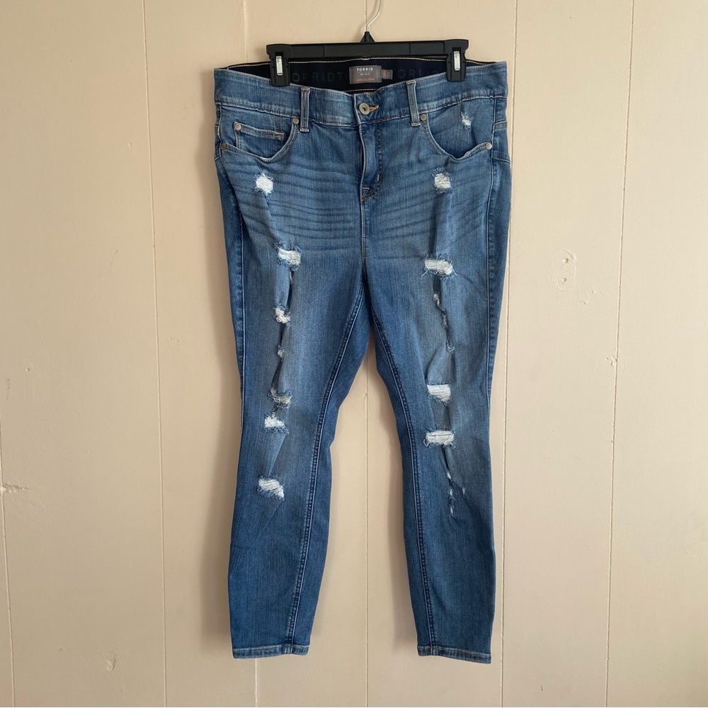 TORRID bombshell skinny women’s jeans. Size 16XS. Distressed. Elastic waist.